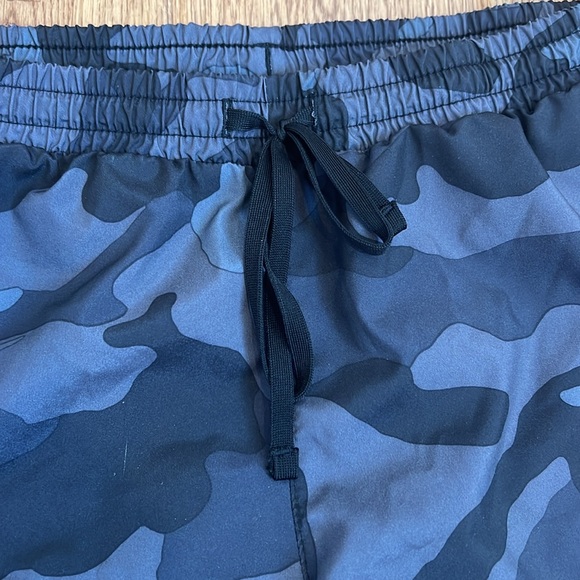 OLD NAVY Active Go-Dry Camo Shorts Size Medium - Picture 2 of 9